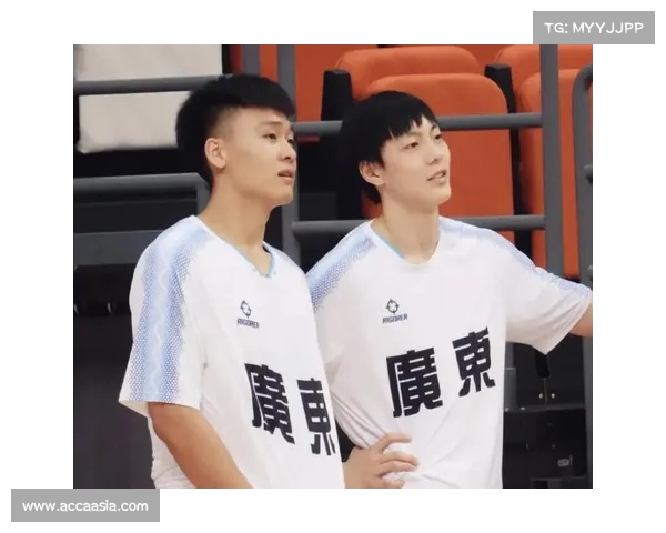 中国男篮启程回国 郭士强胡金秋热聊胡明轩帅气赵睿低头刷手机