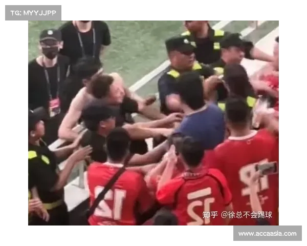 赛后混乱成都球迷扔水瓶砸伤河南队员引发广泛关注 赛后混乱成都球迷扔水瓶砸伤河南队员引发广泛关注